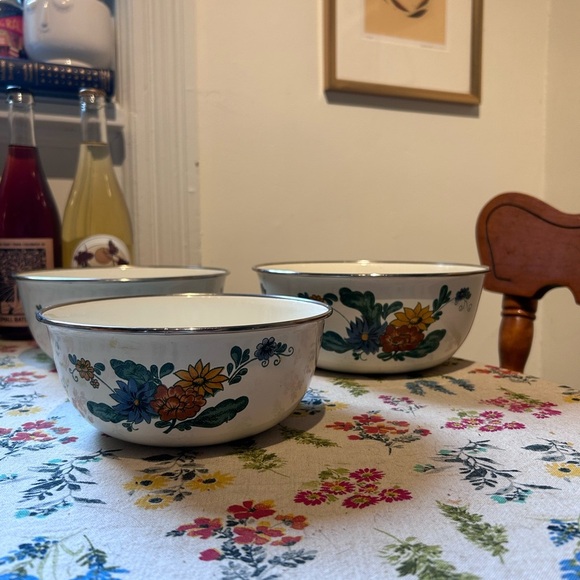 Nesting Set of Three Villeroy & Boch Floral Ceramic Bowls w Green/Yellow Accents - Picture 9 of 10